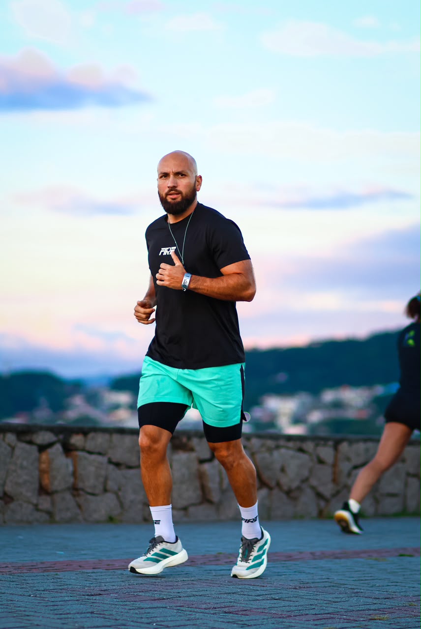 Jorge Muñoz, fundador y director de Invictus, corriendo al aire libre