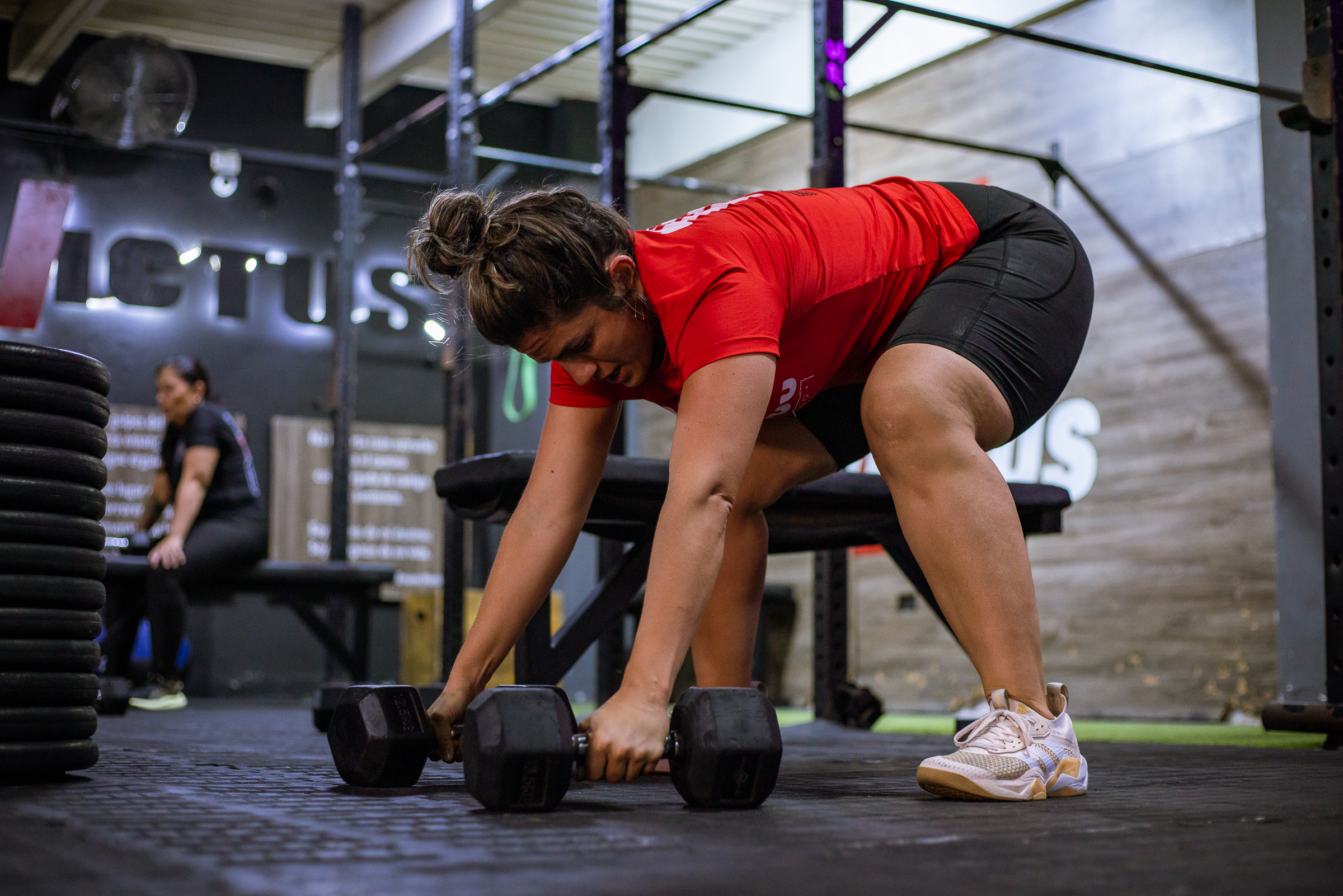 Deportista de Personal Training entrenando con mancuernas